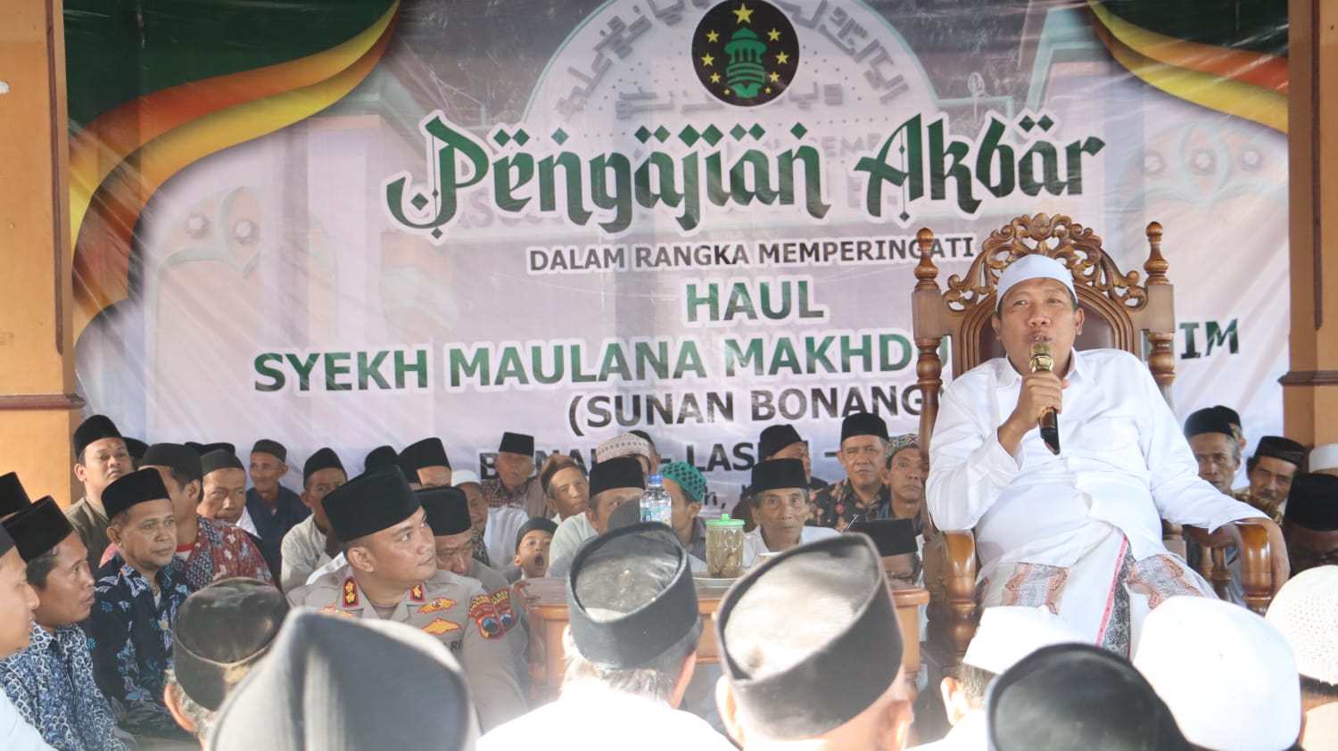 Kapolres Rembang duduk menyatu dengan jamaah saat haul Sunan Bonang